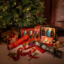 Laden Sie das Bild in den Galerie-Viewer, MOLTON BROWN Aromatic &amp; Woody Christmas Cracker